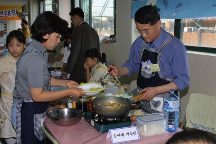 아빠와 함께 요리하는 경연대회 의 사진