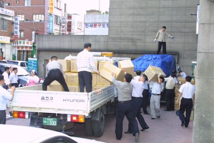 수해인 돕기 지원차량과 물품 의 사진2
