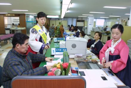 한복입고 민원인을 맞는 직원들 의 사진