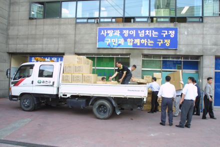 수해인 돕기 지원차량과 물품 의 사진5