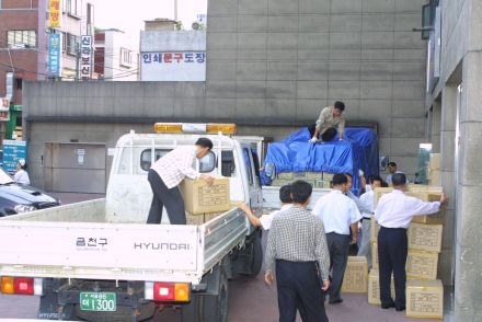 수해인 돕기 지원차량과 물품 의 사진9