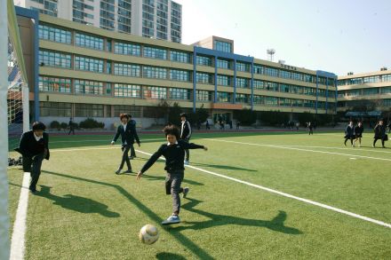 가산중학교 인조잔디에서 축구하는 아이들 의 사진4