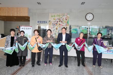 암탉이 우는 마을 할머니들 작품발표 의 사진