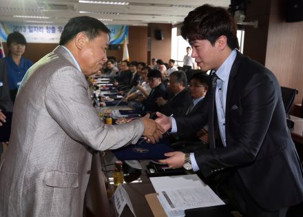 2013 상반기 일자리 창출 우수기업 인증서 수여식 의 사진