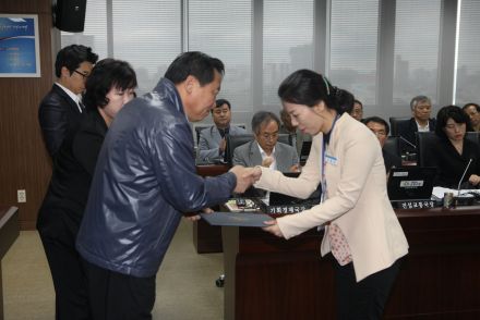 확대간부회의 표창 의 사진
