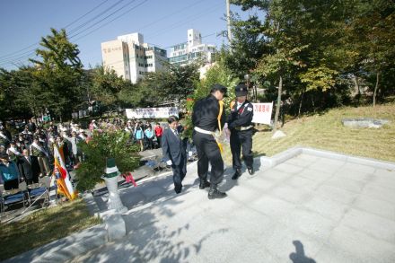 참전기념비 건립 1주년/제52주년 의 사진