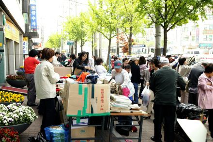 불우이웃돕기 직원 알뜰장 의 사진