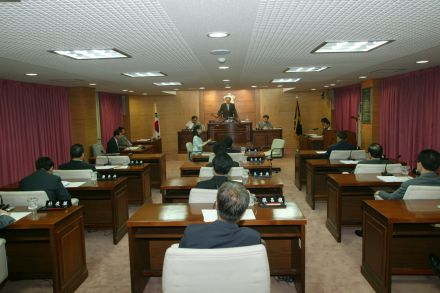 구의회 회의 의 사진