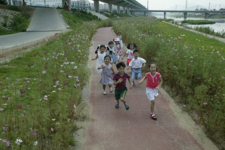 금천한내(안양천)과 아이들 의 사진