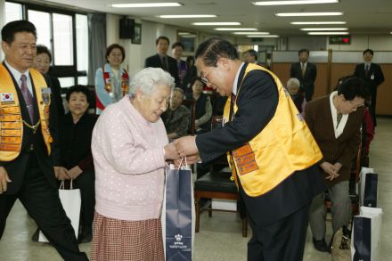 독거노인 돕기 의 사진