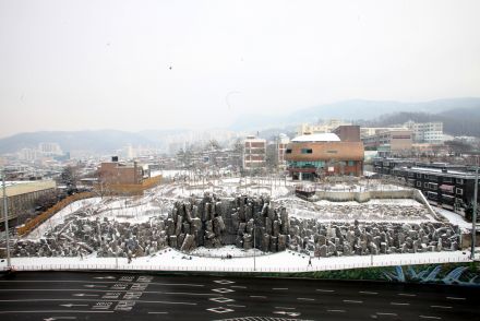 눈 쌓인 금천 폭포공원 의 사진5