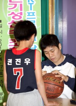 신기성선수 초청 농구 클리닉 및 팬사인회 의 사진2