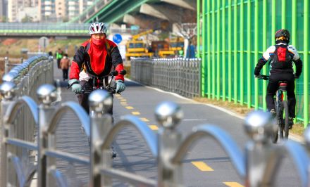 금천한내 자전거타는 주민들 의 사진2