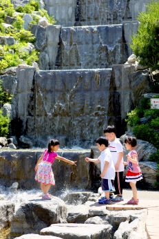 삼성산 시민공원에서 여름을 즐기는 아이들 의 사진1