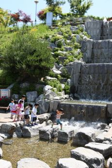 삼성산 시민공원에서 여름을 즐기는 아이들 의 사진3