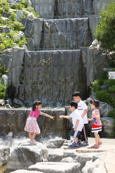 삼성산 시민공원에서 여름을 즐기는 아이들 의 사진11