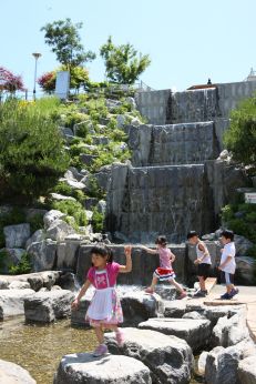 삼성산 시민공원에서 여름을 즐기는 아이들 의 사진19