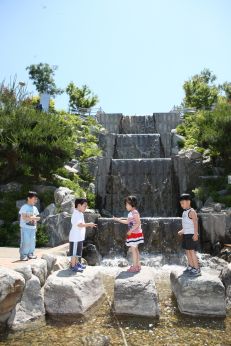 삼성산 시민공원에서 여름을 즐기는 아이들 의 사진23