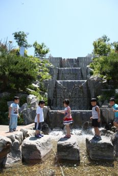 삼성산 시민공원에서 여름을 즐기는 아이들 의 사진25