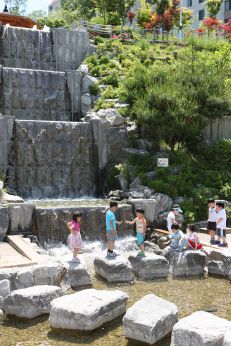 삼성산 시민공원에서 여름을 즐기는 아이들 의 사진26