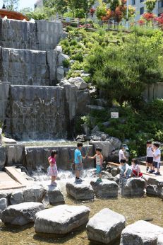 삼성산 시민공원에서 여름을 즐기는 아이들 의 사진27