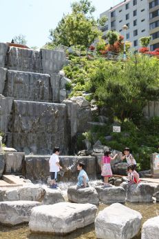 삼성산 시민공원에서 여름을 즐기는 아이들 의 사진28