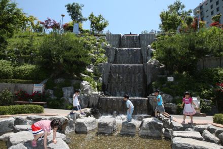 삼성산 시민공원에서 여름을 즐기는 아이들 의 사진58