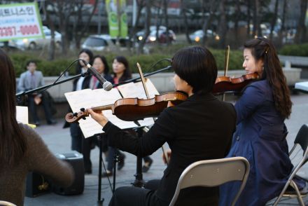 벚꽃축제-길거리 거리공연 의 사진