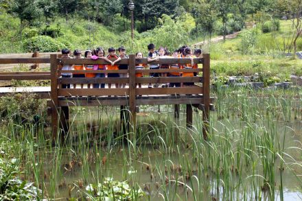 감로천 생태공원과 아이들 의 사진