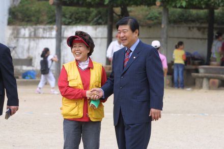 주민과 담소 의 사진