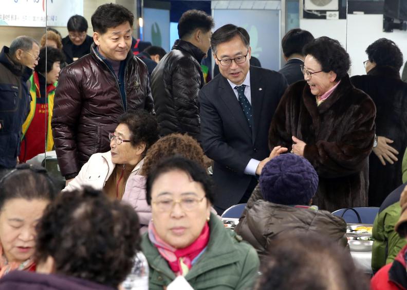 직능단체 연합 떡국나눔 경로잔치 의 사진13