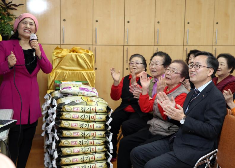 구립시흥노인교실 쌀전달식 의 사진2