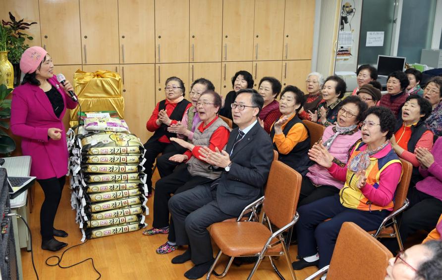 구립시흥노인교실 쌀전달식 의 사진3