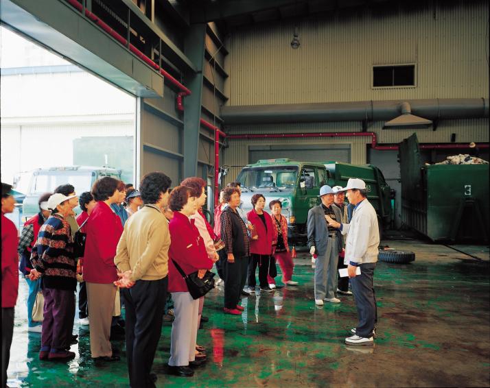 2002 재활용쓰레기 적환장 견학하는 주부들 의 사진