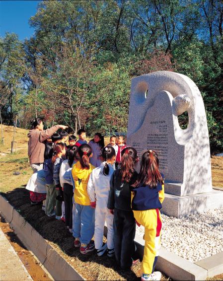 2002 박재홍 노래비 앞에서 학습중인 아이들 의 사진