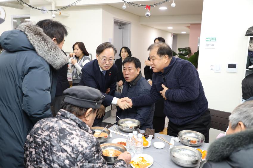 복숭아마을과 독산1동 자원봉사캠프 떡국․떡국떡 나눔 행사 의 사진19
