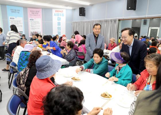 시흥5동 더큰사랑 가족 봉사대 어버이날 사랑의 나눔 밥상 의 사진10