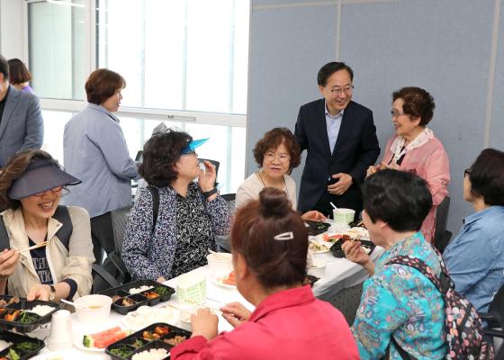 시흥5동 더큰사랑 가족 봉사대 어버이날 사랑의 나눔 밥상 의 사진12
