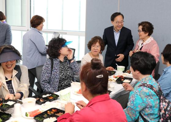 시흥5동 더큰사랑 가족 봉사대 어버이날 사랑의 나눔 밥상 의 사진13