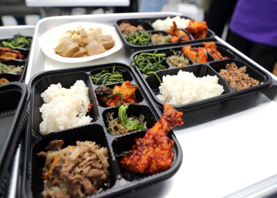 시흥5동 더큰사랑 가족 봉사대 어버이날 사랑의 나눔 밥상 의 사진15
