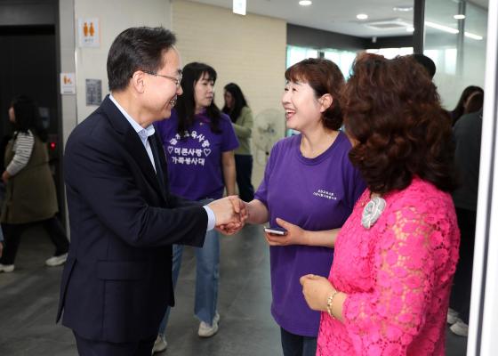 시흥5동 더큰사랑 가족 봉사대 어버이날 사랑의 나눔 밥상 의 사진17