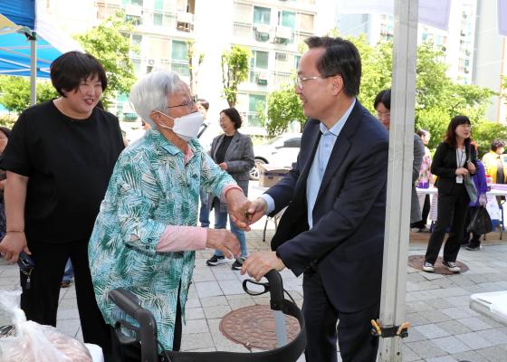 금천한내어르신복지센터 '도심 속 마을장터' 의 사진5