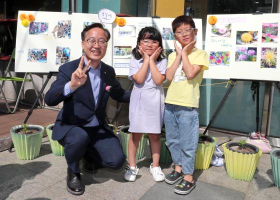 독산4동 국화 꽃 마을 현판식 의 사진25