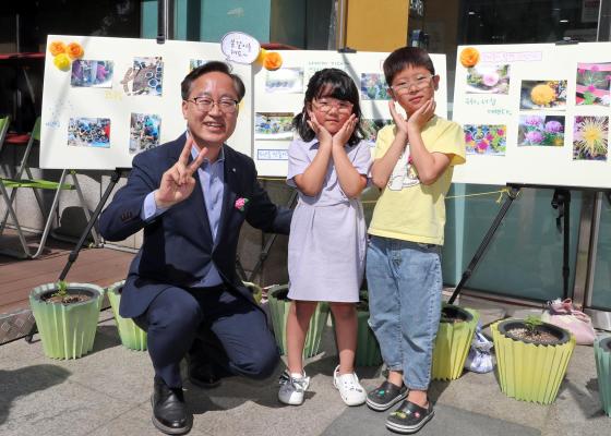 독산4동 국화 꽃 마을 현판식 의 사진26