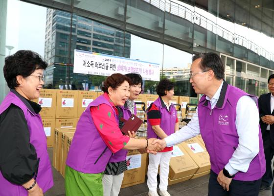 동 복지협의체 저소득 어르신 실버카 나눔 전달식 의 사진2