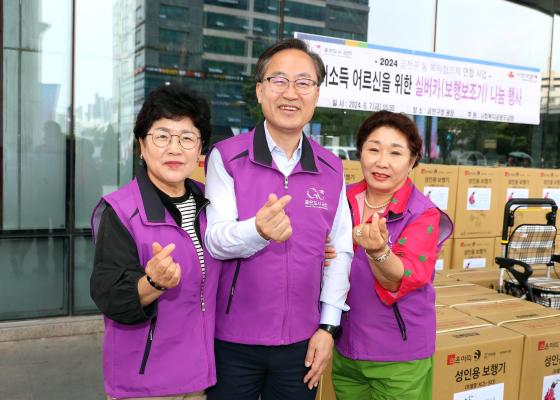 동 복지협의체 저소득 어르신 실버카 나눔 전달식 의 사진3