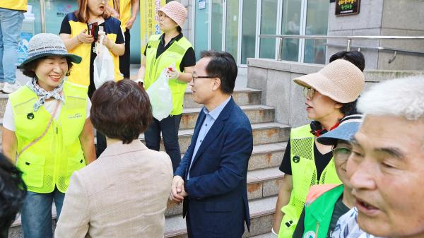 독산4동 추석 맞이 대청소 격려 의 사진3