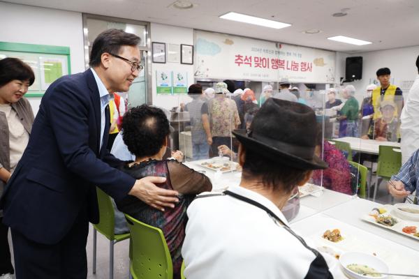 금천호암노인종합복지관 추석 특식 행사 의 사진11