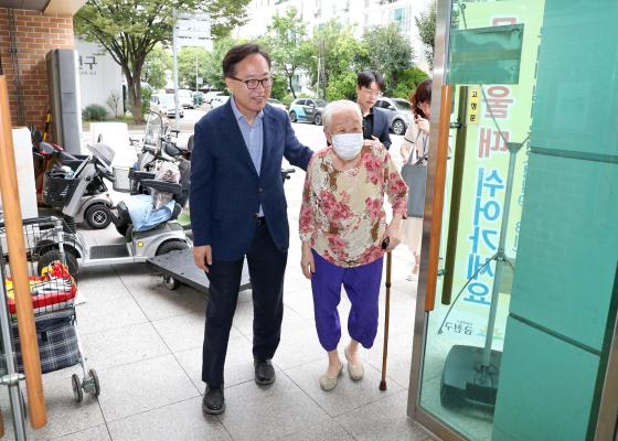 금천한내어르신복지센터 추석 특식 행사 의 사진3