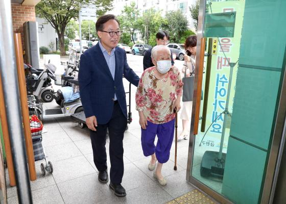 금천한내어르신복지센터 추석 특식 행사 의 사진4
